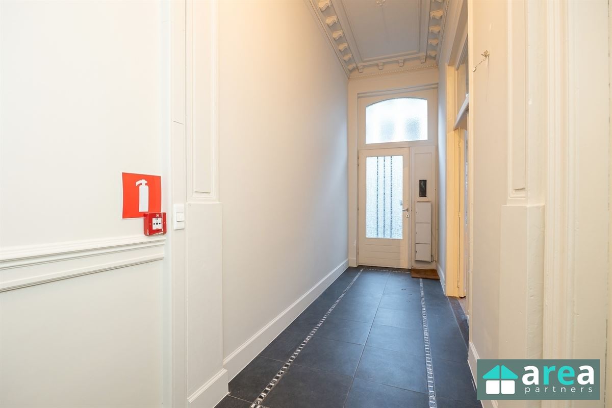 IN OPTIE! - Herenwoning met authentieke elementen en stadskoer!