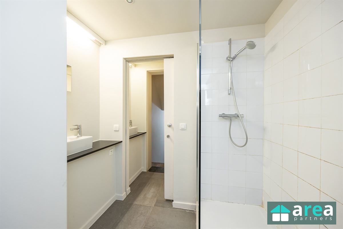 IN OPTIE! - Herenwoning met authentieke elementen en stadskoer!
