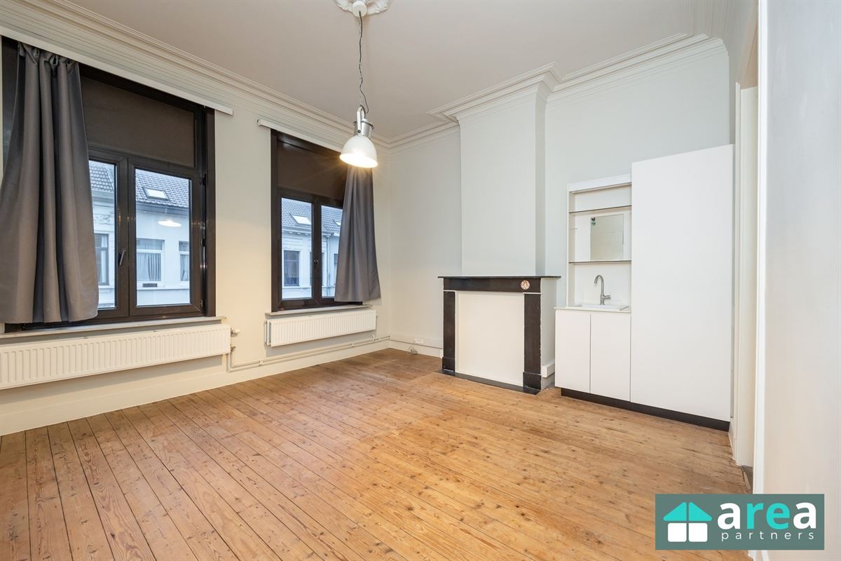 IN OPTIE! - Herenwoning met authentieke elementen en stadskoer!