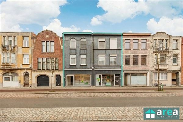 Gebouw met groot handelsgelijkvloers en woonst