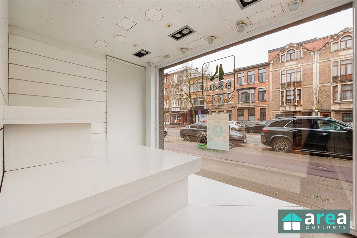 IN OPTIE! - Gebouw met groot handelsgelijkvloers en woonst