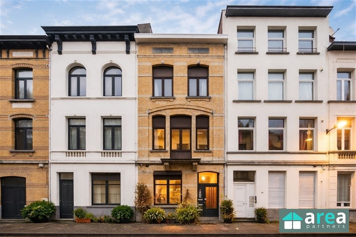 IN OPTIE! - Herenwoning met authentieke elementen en stadskoer!