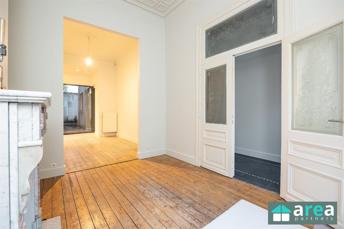 IN OPTIE! - Herenwoning met authentieke elementen en stadskoer!
