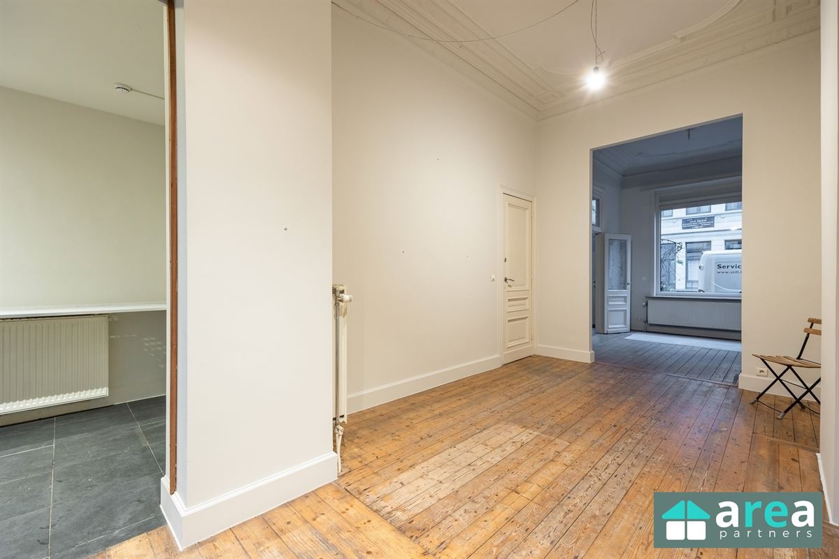 IN OPTIE! - Herenwoning met authentieke elementen en stadskoer!