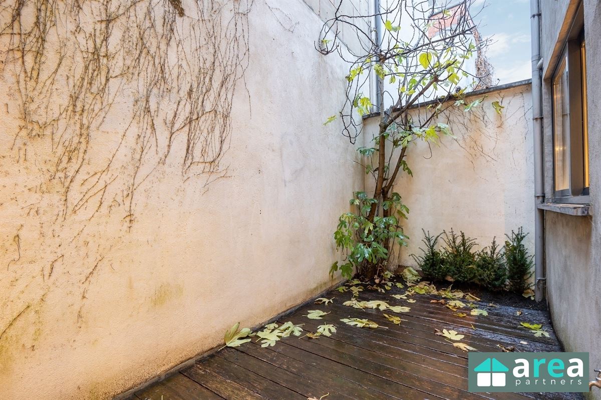 IN OPTIE! - Herenwoning met authentieke elementen en stadskoer!
