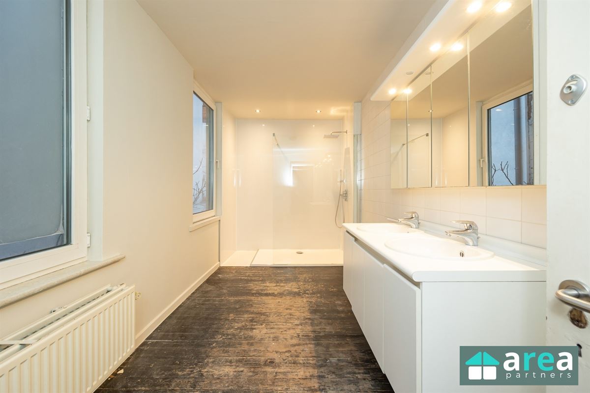IN OPTIE! - Herenwoning met authentieke elementen en stadskoer!