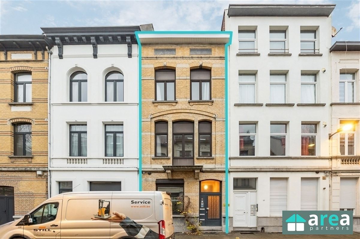 IN OPTIE! - Herenwoning met authentieke elementen en stadskoer!