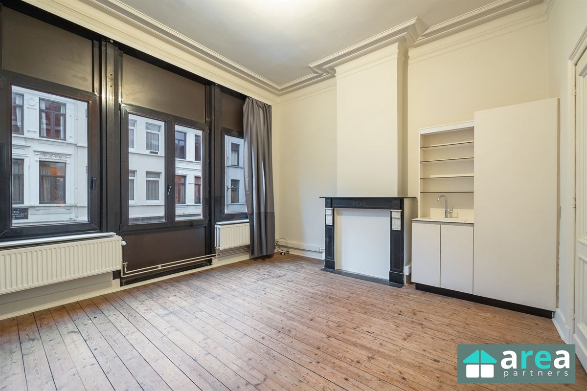 IN OPTIE! - Herenwoning met authentieke elementen en stadskoer!