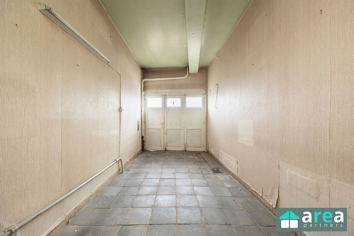 Gelijkvloersappartement van 224,58m² met garage en tuin!