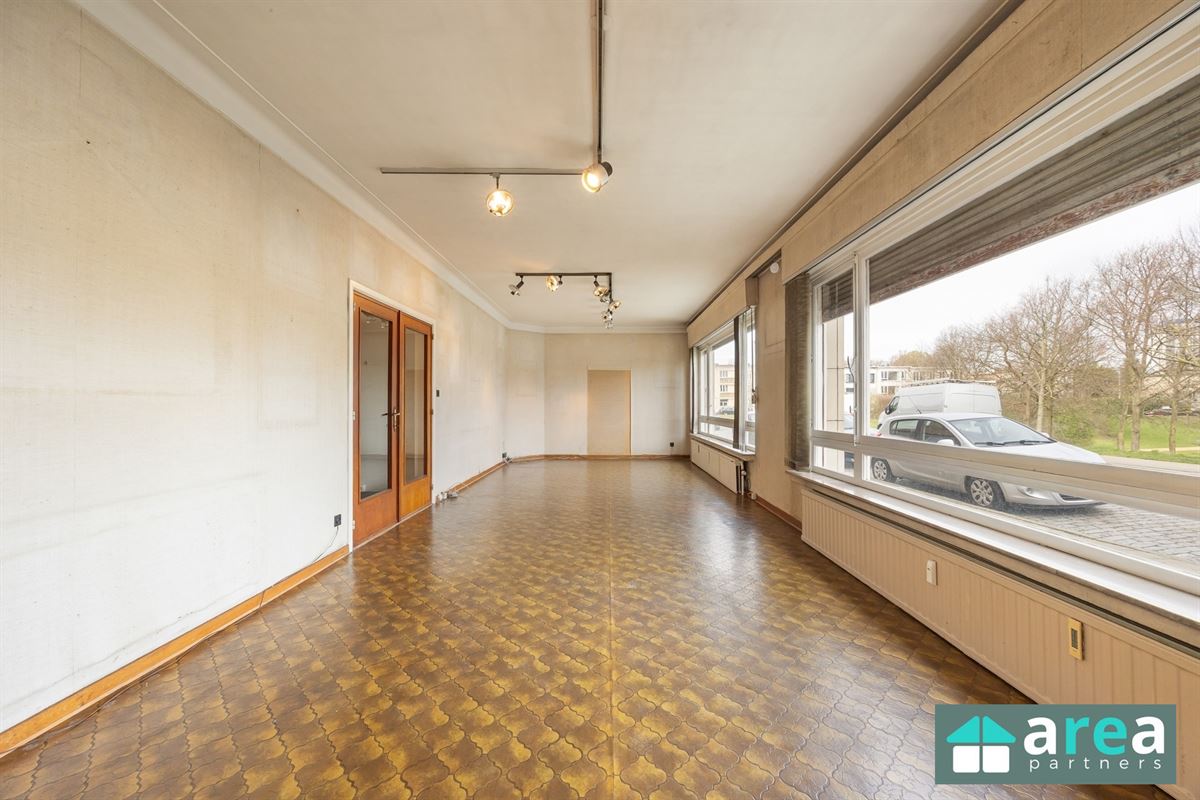 Gelijkvloersappartement van 224,58m² met garage en tuin!
