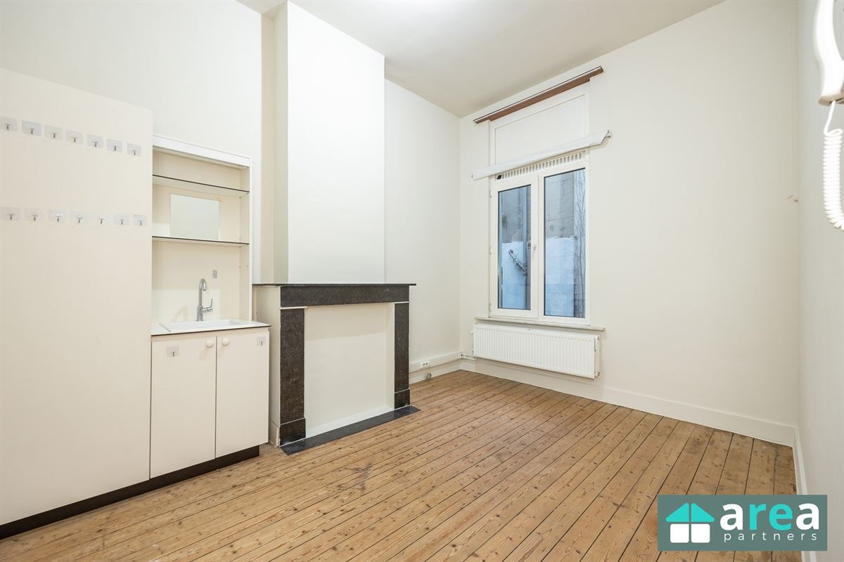 IN OPTIE! - Herenwoning met authentieke elementen en stadskoer!