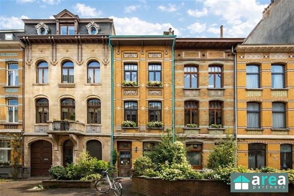 Prachtig herenhuis met 5 slpk., stadskoer én terrassen!