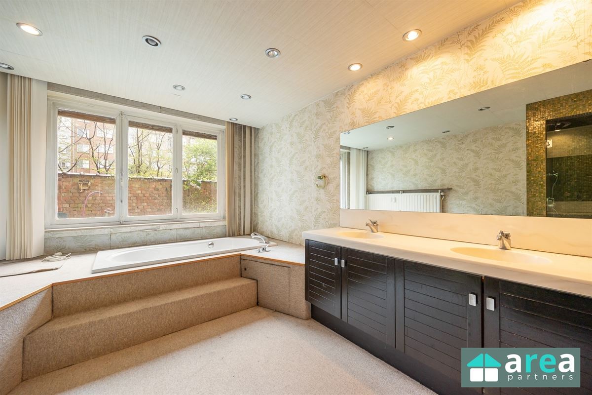 Gelijkvloersappartement van 224,58m² met garage en tuin!
