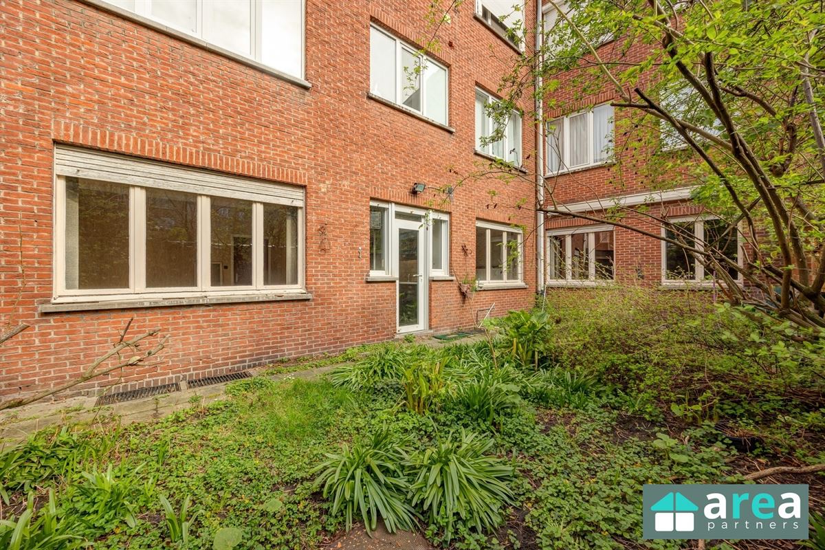 Gelijkvloersappartement van 224,58m² met garage en tuin!