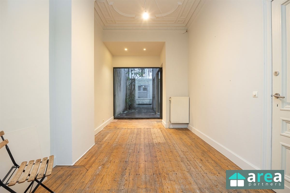 IN OPTIE! - Herenwoning met authentieke elementen en stadskoer!