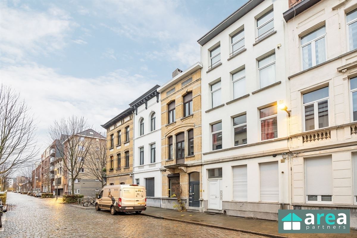 IN OPTIE! - Herenwoning met authentieke elementen en stadskoer!