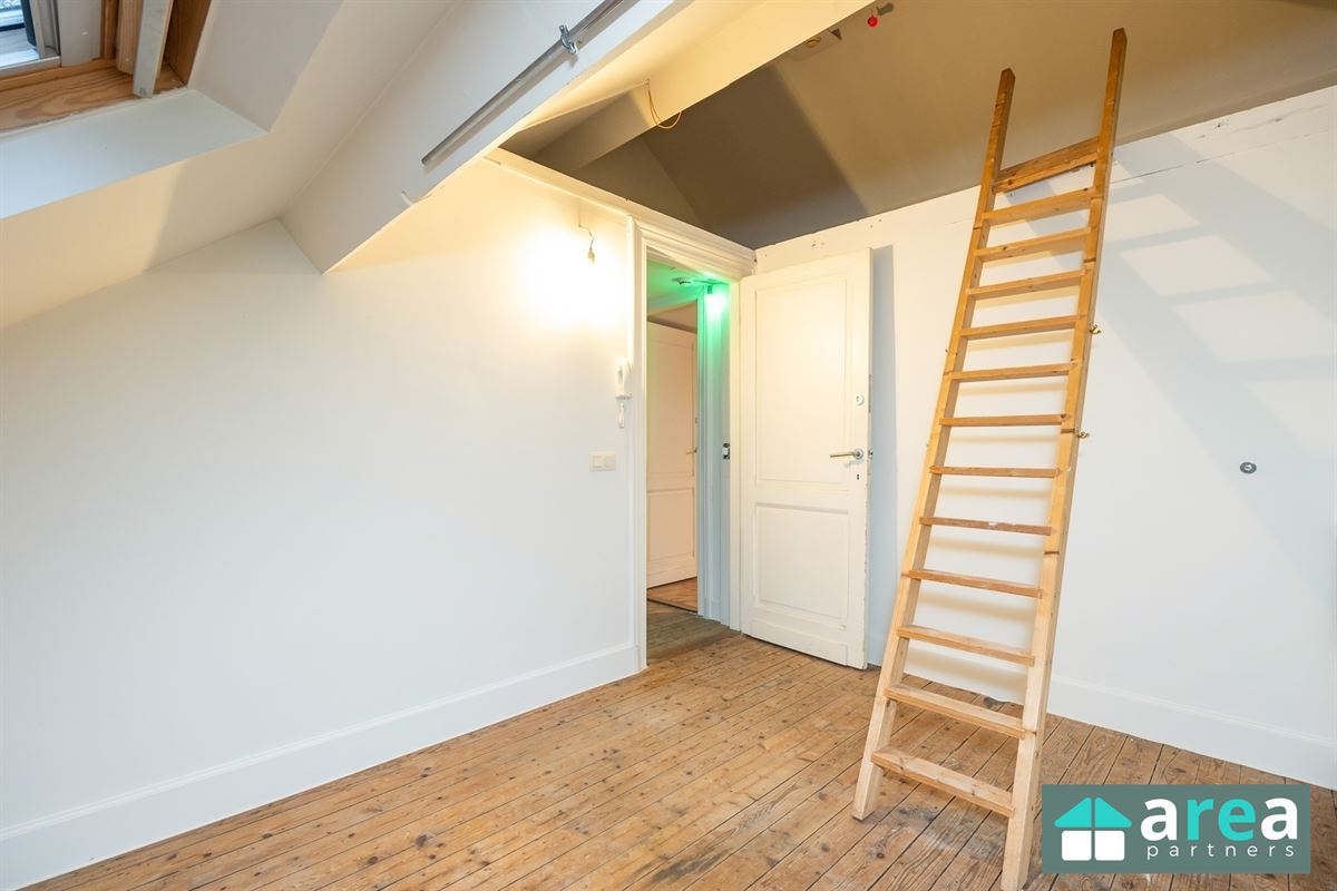 IN OPTIE! - Herenwoning met authentieke elementen en stadskoer!