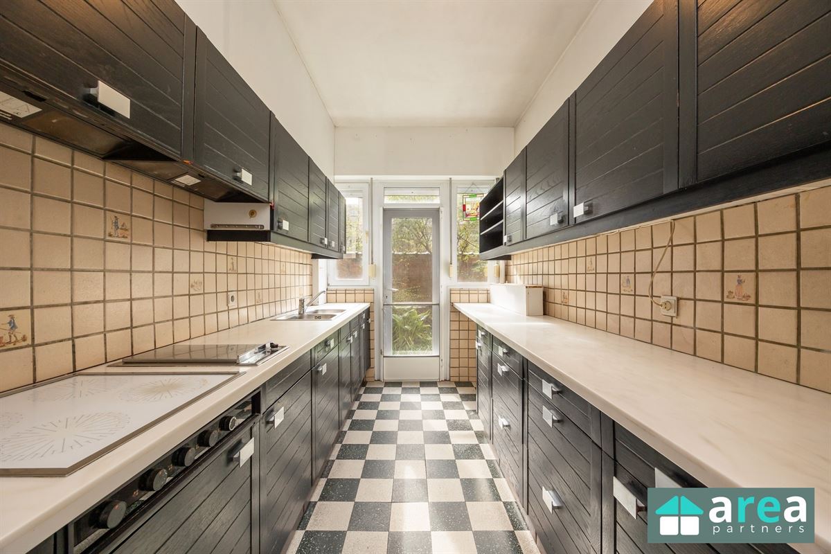Gelijkvloersappartement van 224,58m² met garage en tuin!