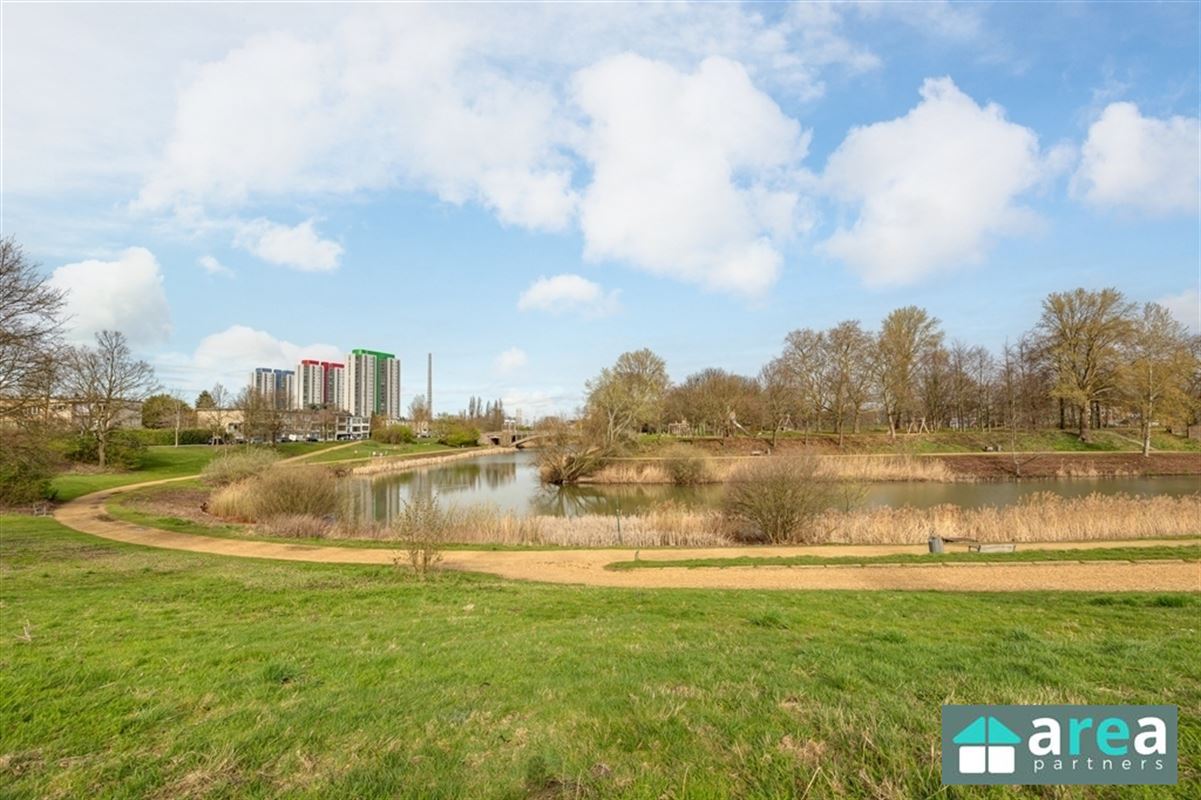 Gelijkvloersappartement van 224,58m² met garage en tuin!