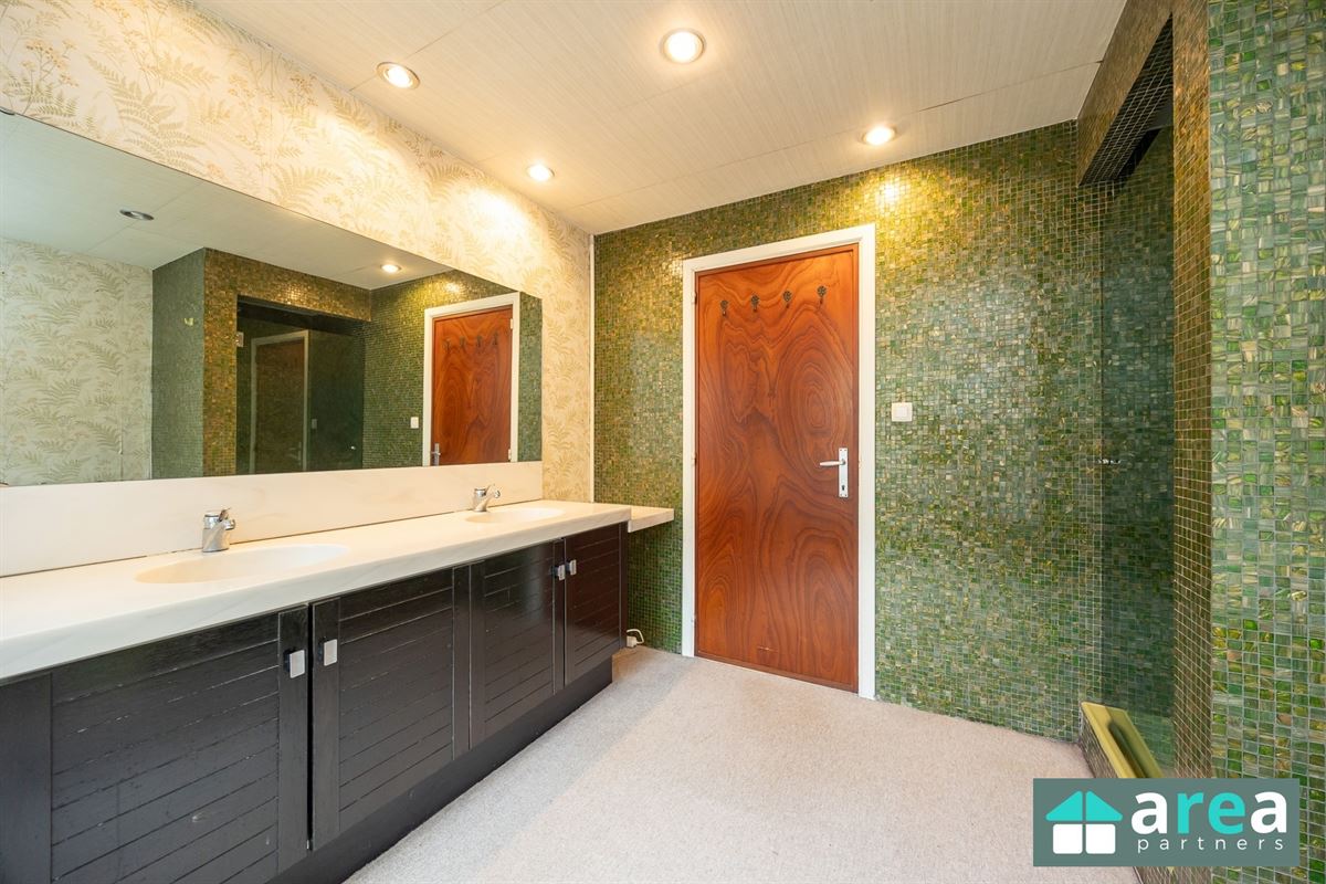 Gelijkvloersappartement van 224,58m² met garage en tuin!