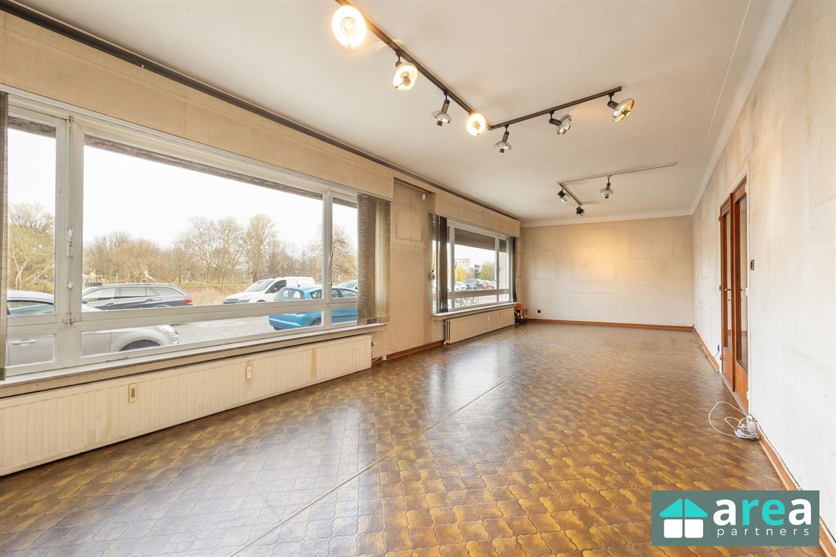 Gelijkvloersappartement van 224,58m² met garage en tuin!