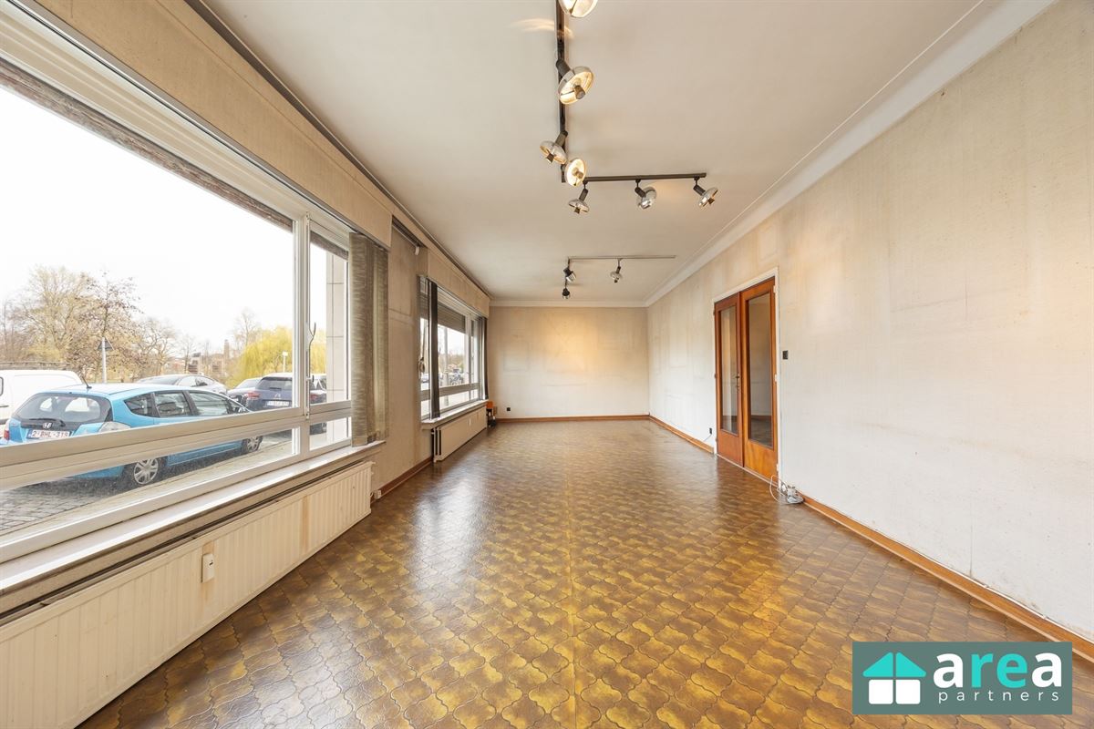 Gelijkvloersappartement van 224,58m² met garage en tuin!