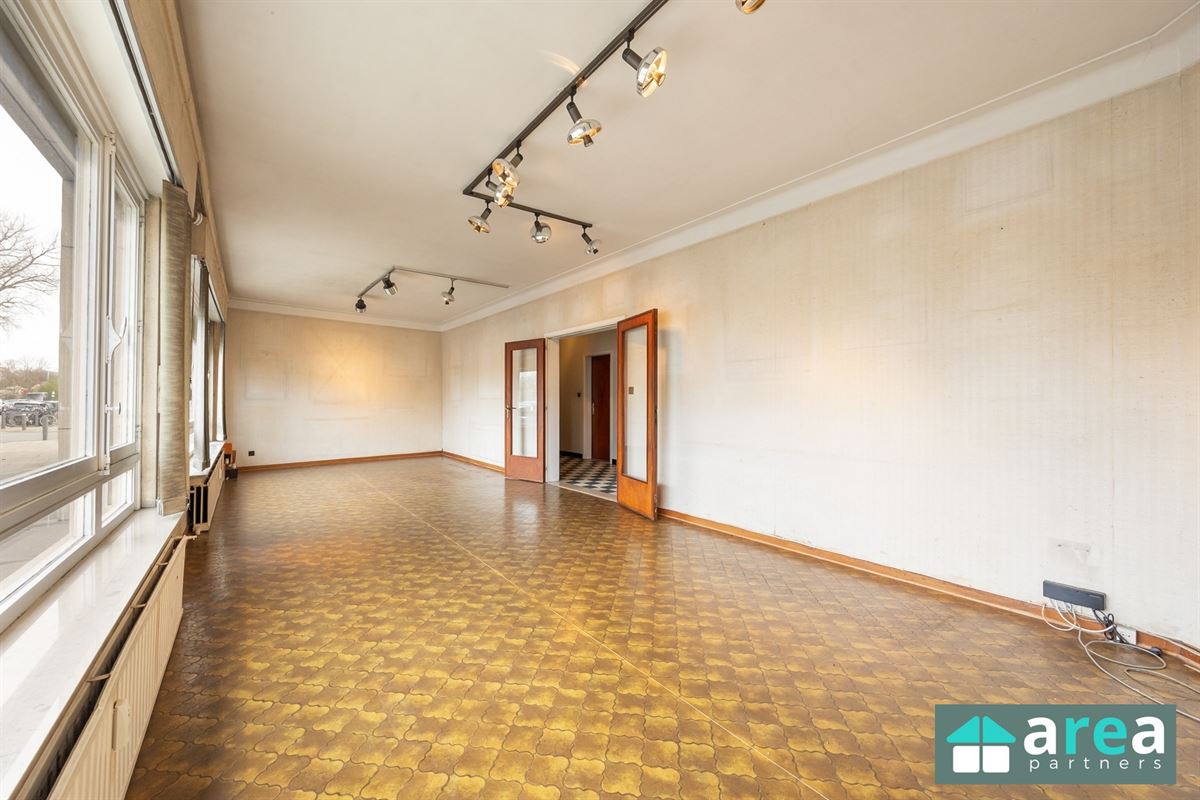 Gelijkvloersappartement van 224,58m² met garage en tuin!