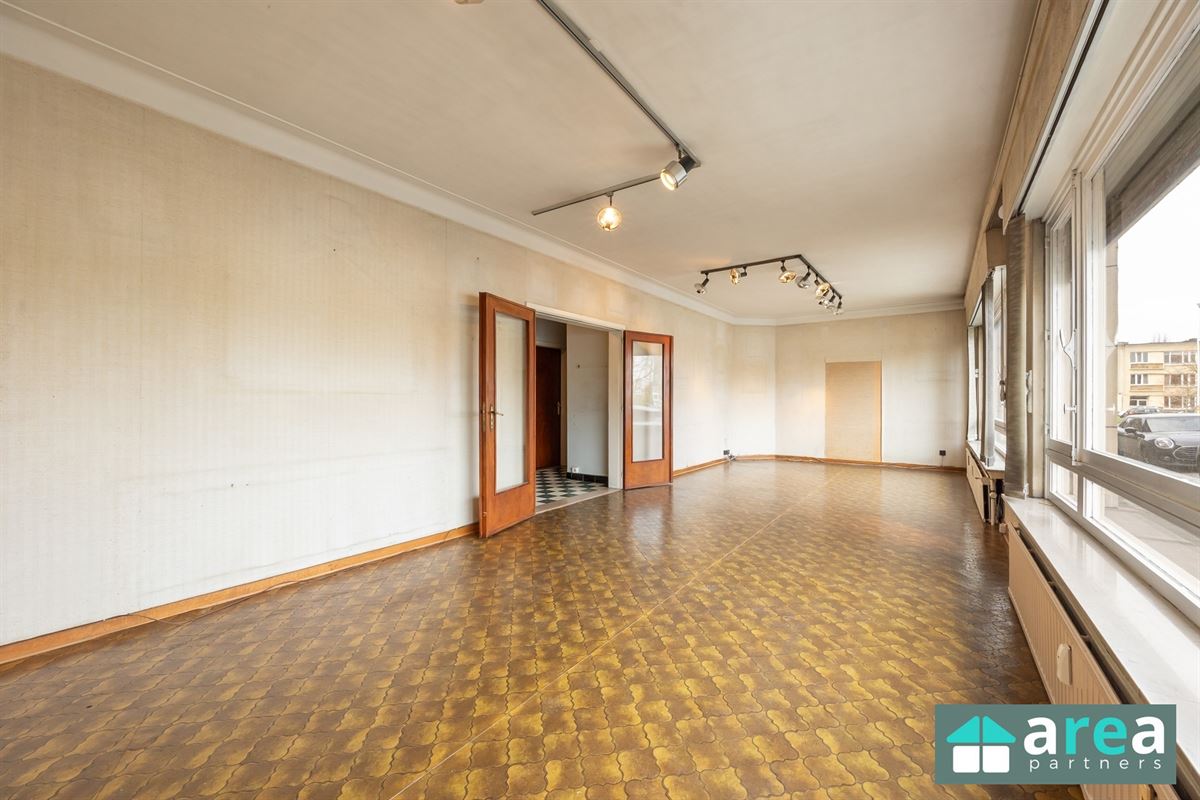 Gelijkvloersappartement van 224,58m² met garage en tuin!