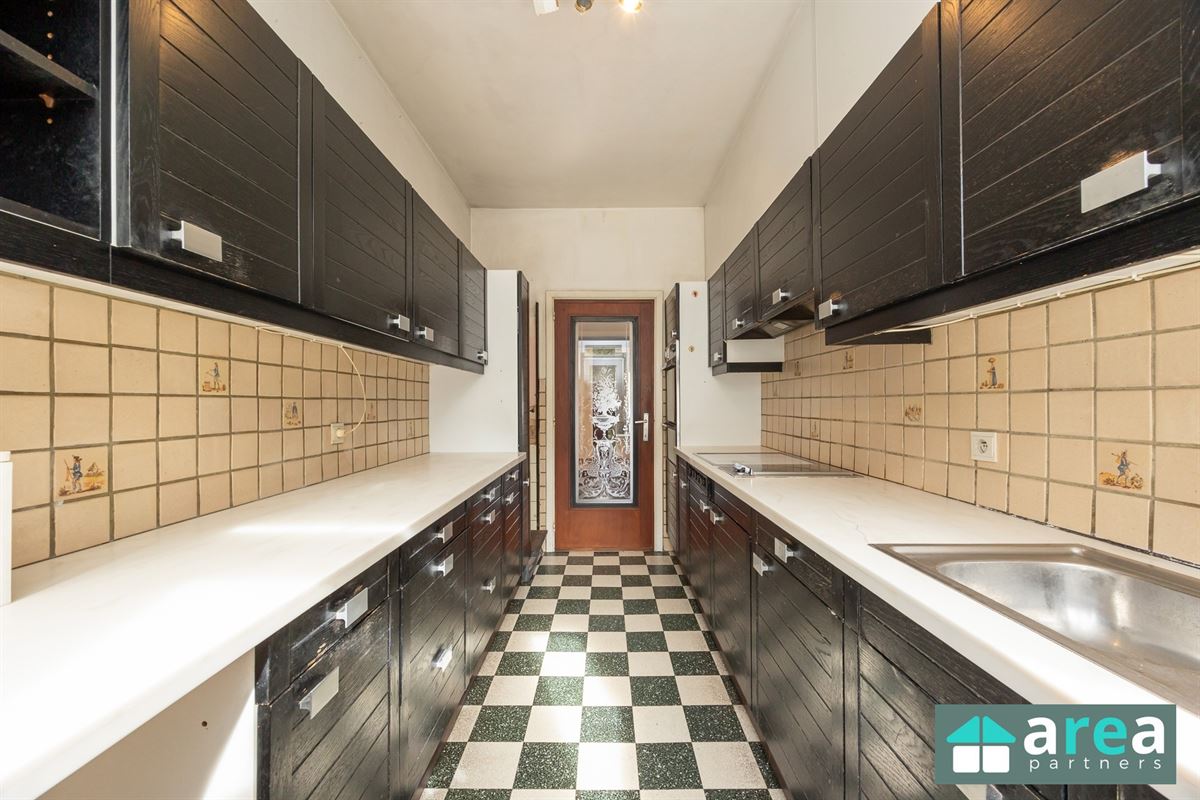Gelijkvloersappartement van 224,58m² met garage en tuin!