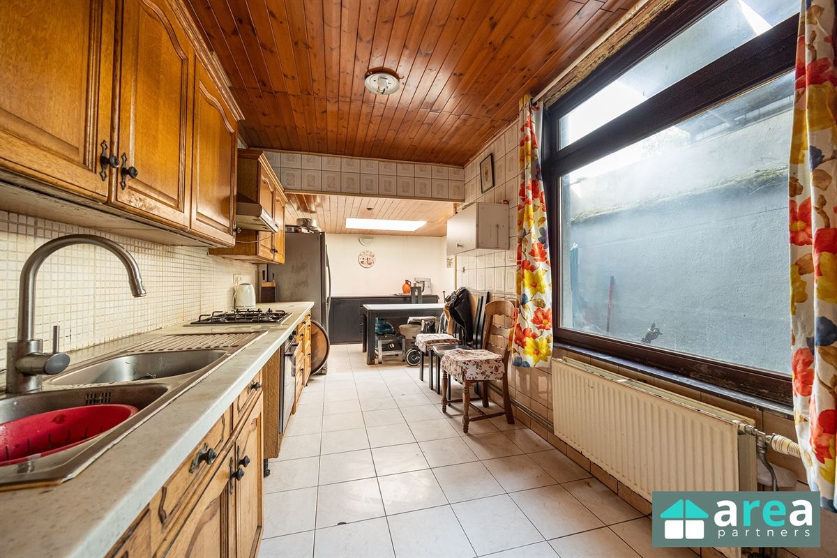 Op te frissen woning met 4 slpk!