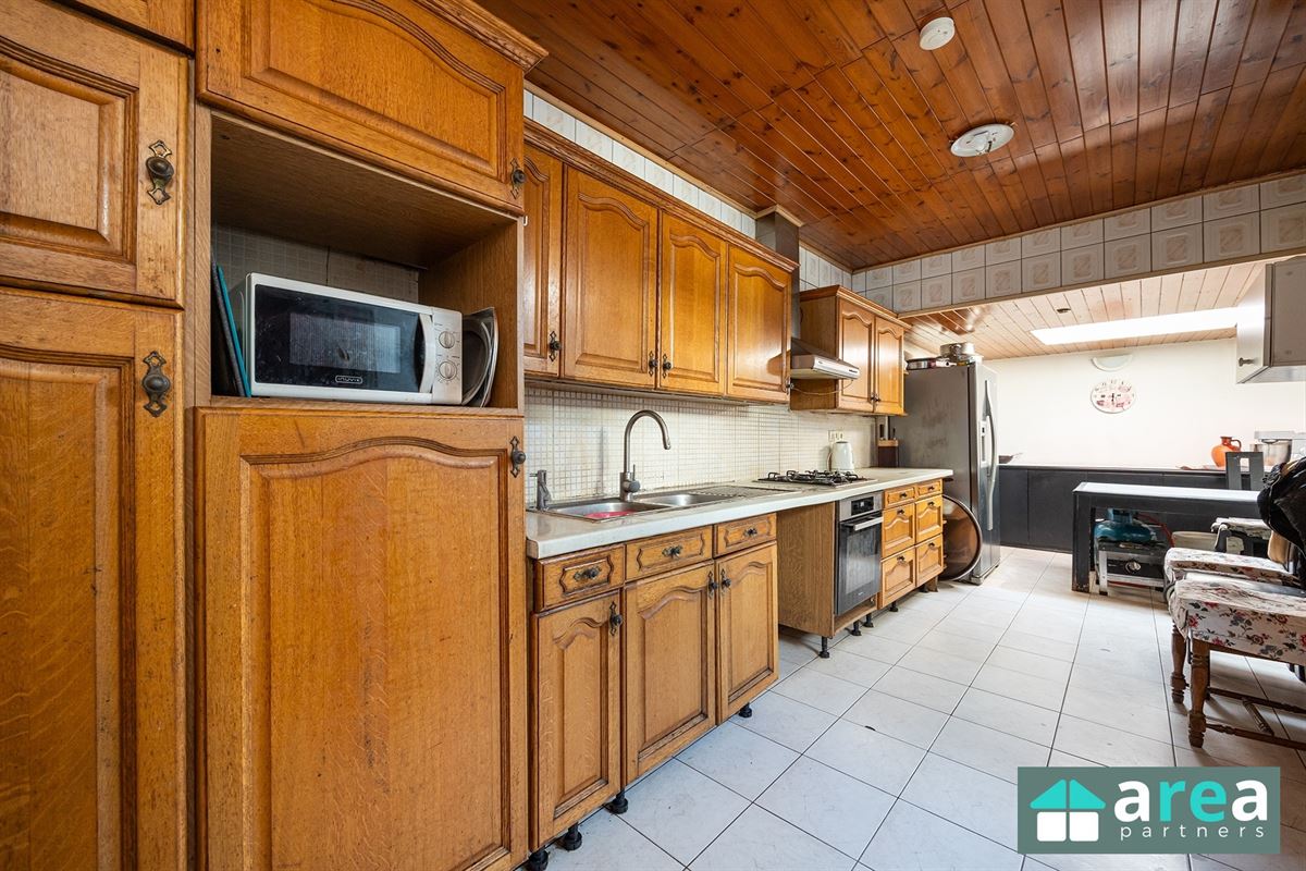 Op te frissen woning met 4 slpk!