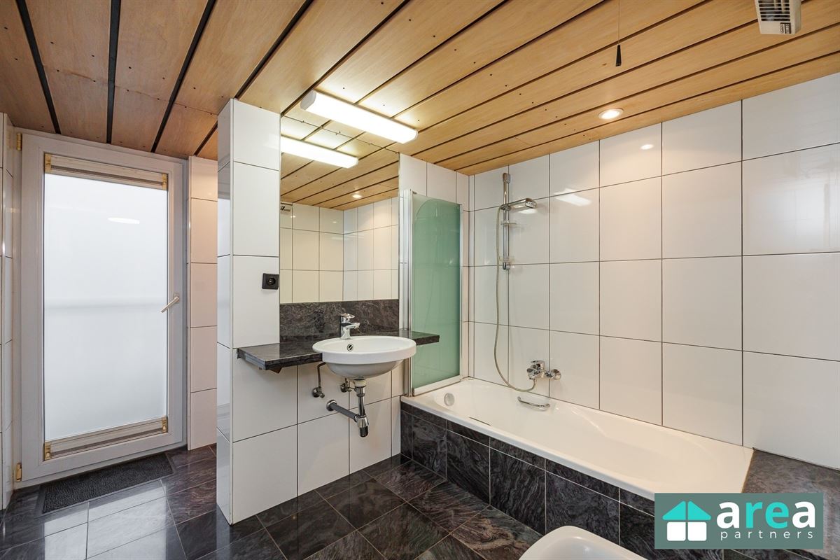 IN OPTIE! - Woning met handelsgelijkvloers op gunstige locatie!