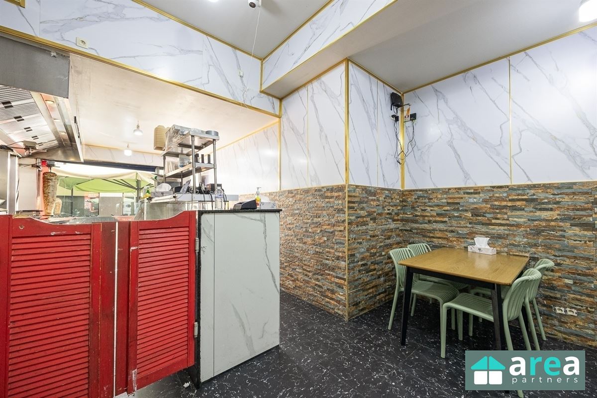 Opbrengsteigendom met handelszaak en 6 studio's in stadsbuurt!