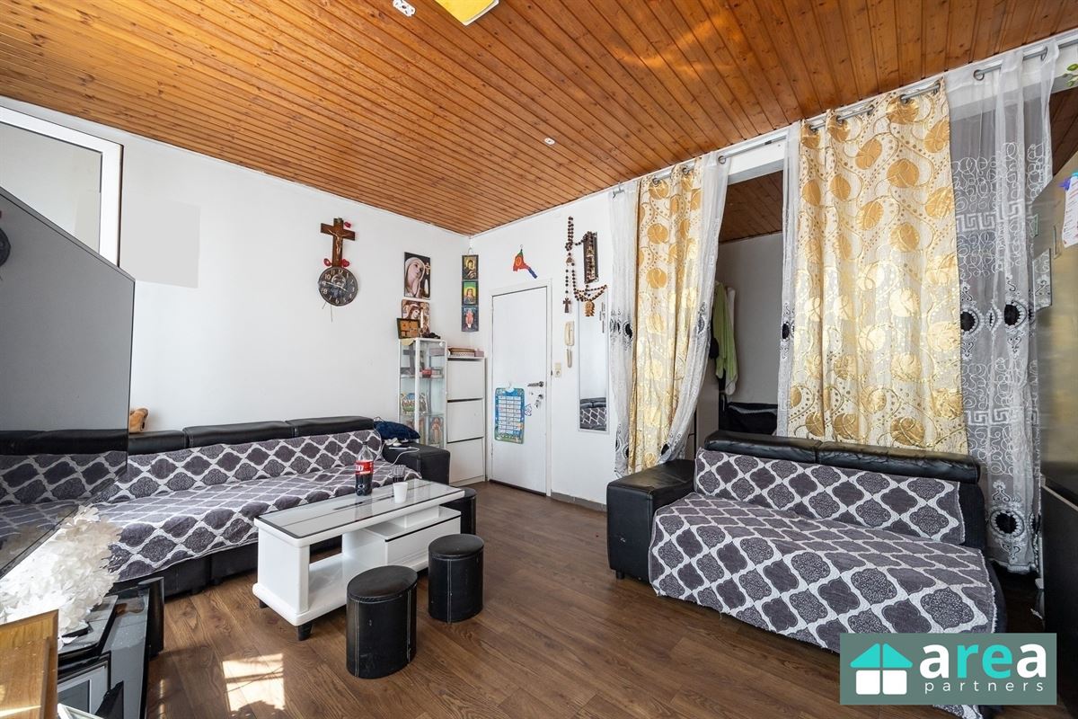 Opbrengsteigendom met handelszaak en 6 studio's in stadsbuurt!