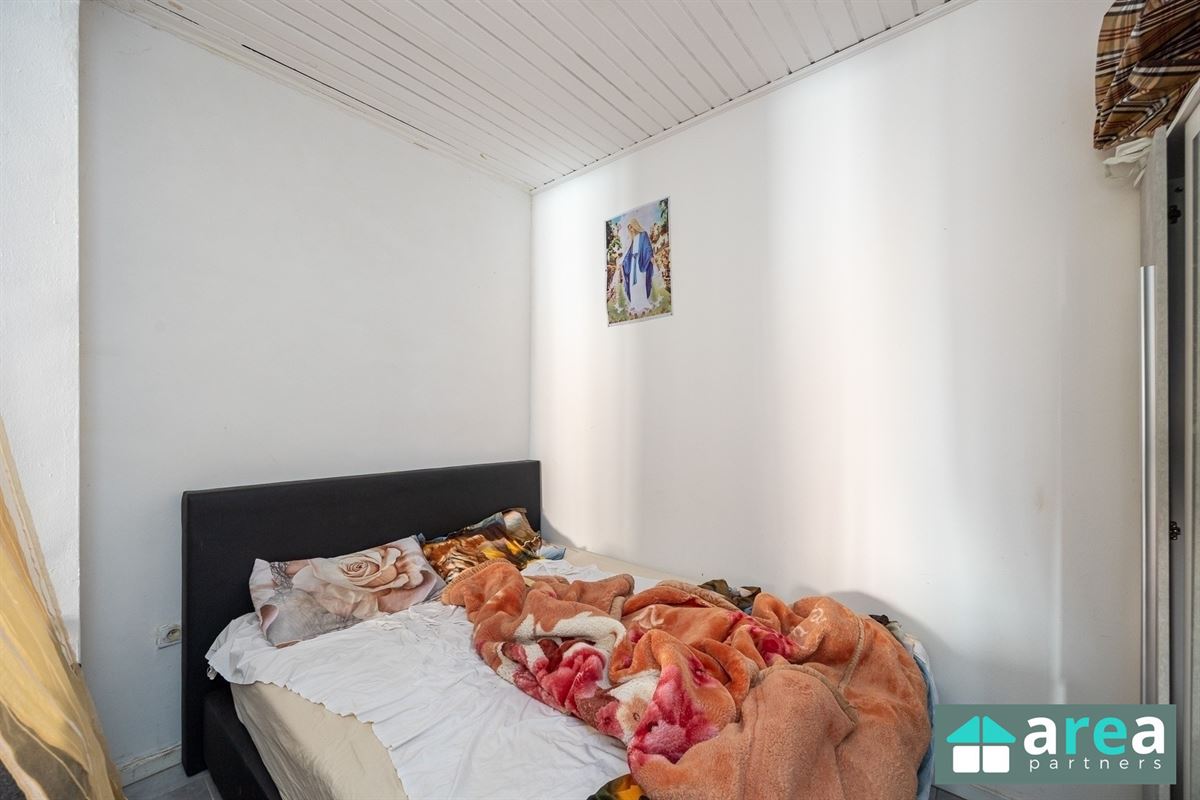 Opbrengsteigendom met handelszaak en 6 studio's in stadsbuurt!
