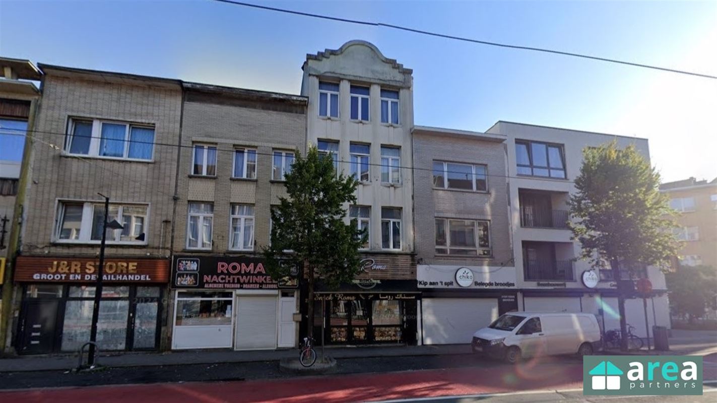 Interessante investering: handelsgelijkvloers met 3 appartementen!