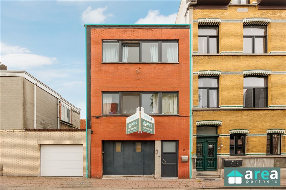 Eengezinswoning met terras, garage én ruim magazijn!