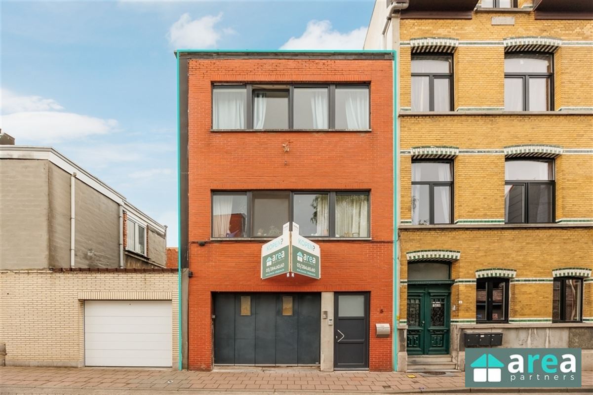 Eengezinswoning met terras, garage én ruim magazijn!