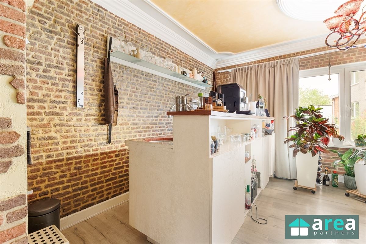 Eengezinswoning met terras, garage én ruim magazijn!
