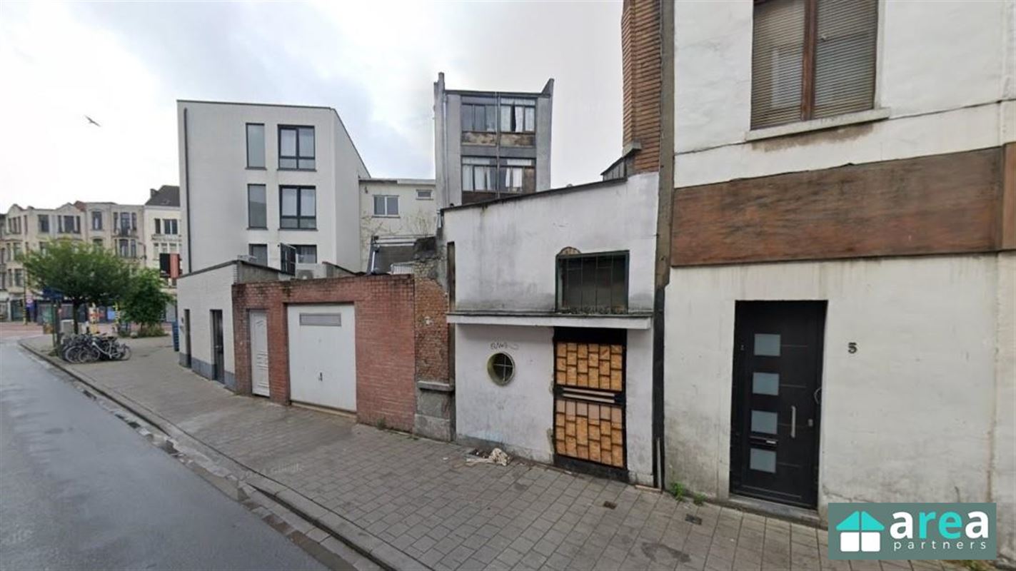 Interessante investering: handelsgelijkvloers met 3 appartementen!