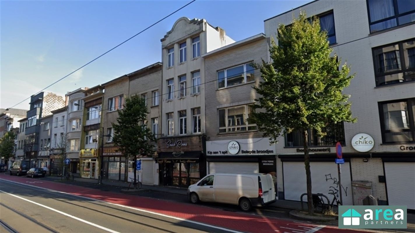 Interessante investering: handelsgelijkvloers met 3 appartementen!
