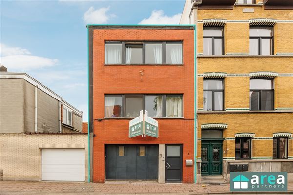 Eengezinswoning met terras, garage én ruim magazijn!