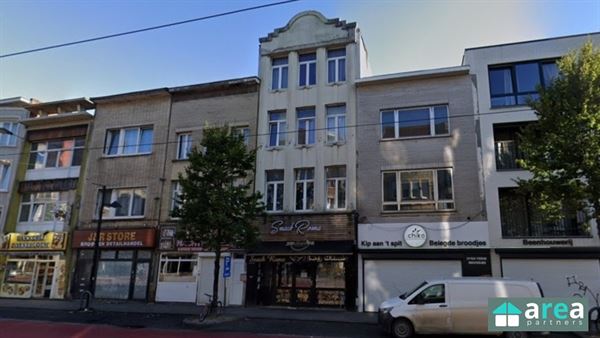 Interessante investering: handelsgelijkvloers met 3 appartementen!