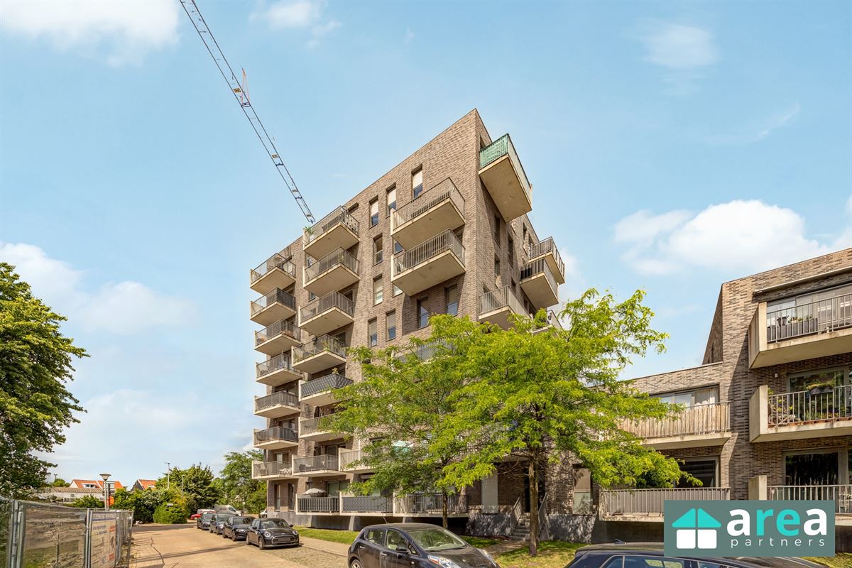 Instapklaar appartement met terras en 2 autostaanplaatsen!