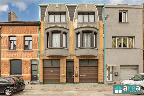 Opbrengsteigendom met 2 appartementen en 2 garages!