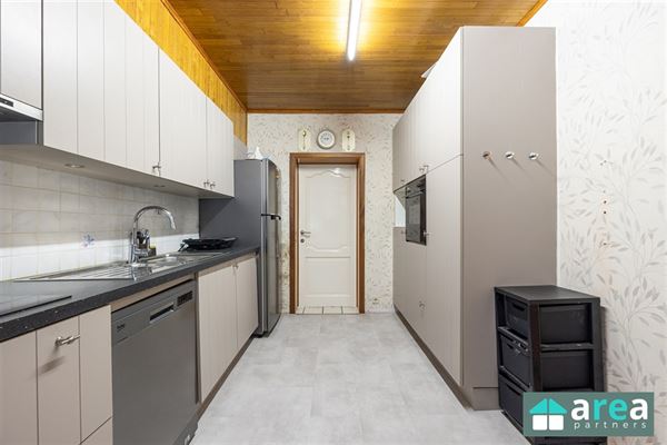 Opbrengsteigendom met 2 appartementen en 2 garages!