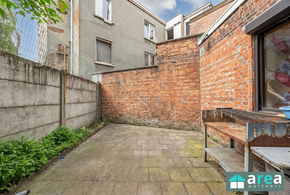 Opbrengsteigendom met 2 appartementen en 2 garages!