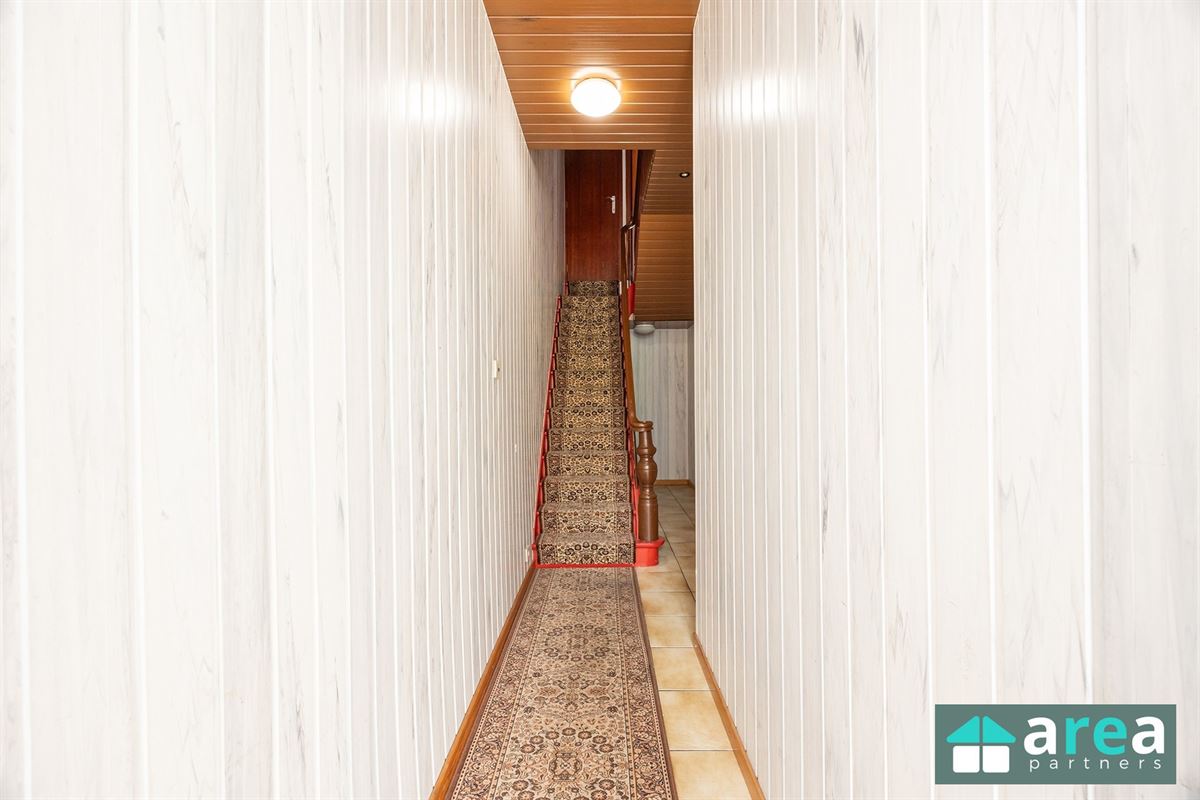Opbrengsteigendom met 2 appartementen en 2 garages!