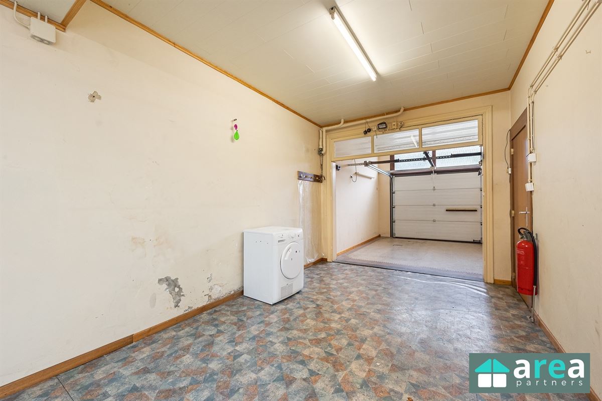 Opbrengsteigendom met 2 appartementen en 2 garages!