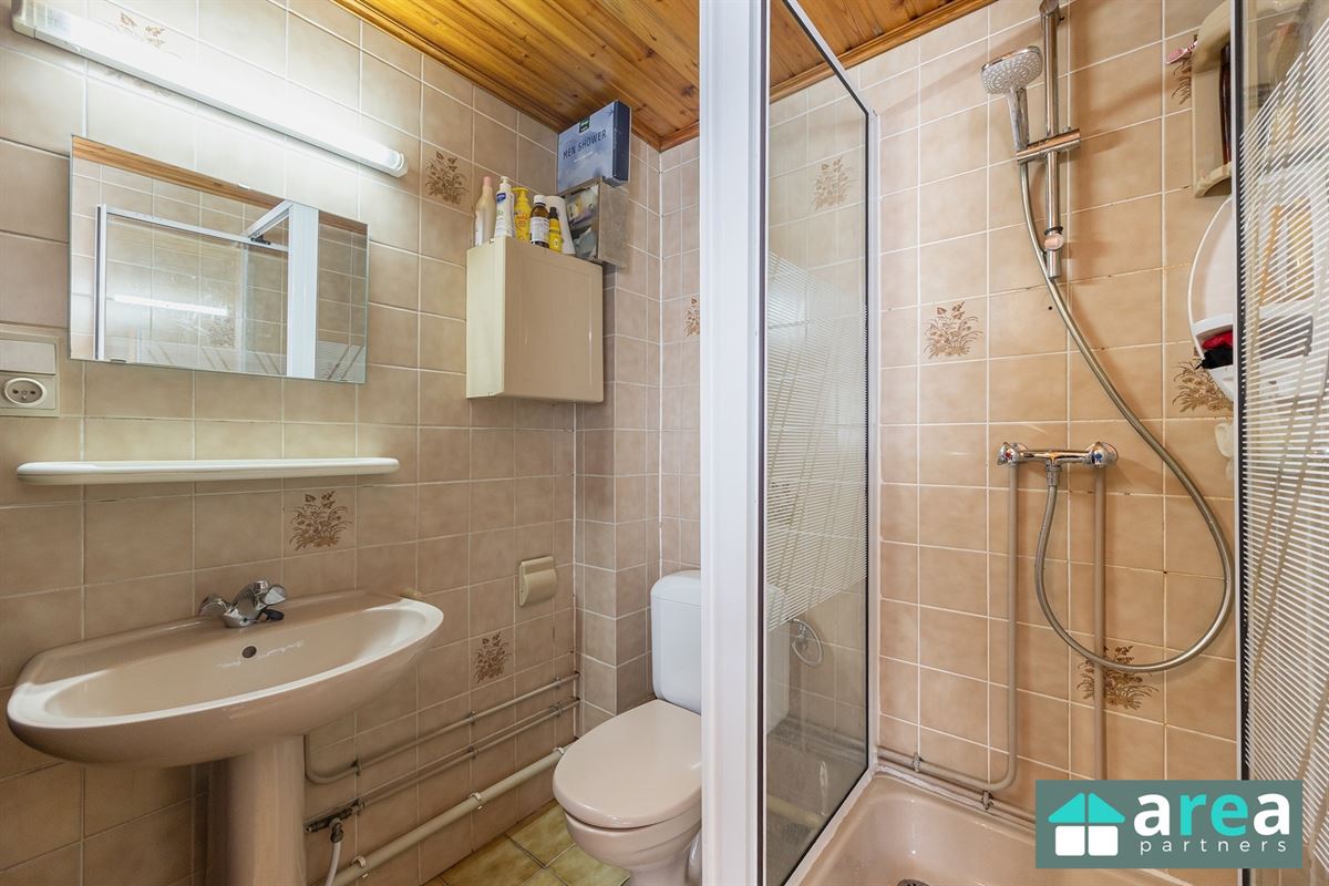 Opbrengsteigendom met 2 appartementen en 2 garages!